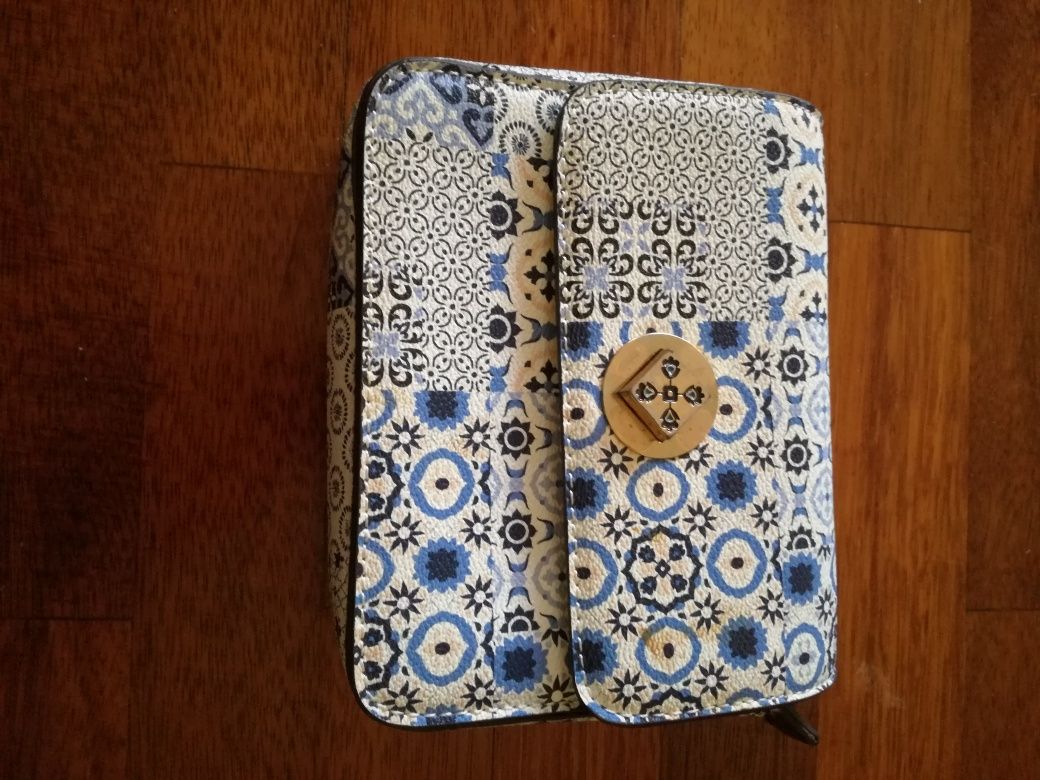 Mala  de mulher com alça para levar ao ombro