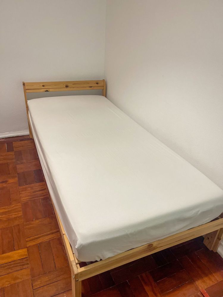 Cama em madeira com colchão, 80cm por 200cm