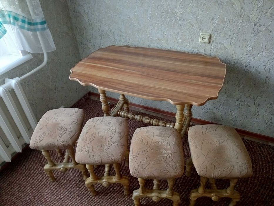 Кухонный стол 71 * 112 см. и 4 стула