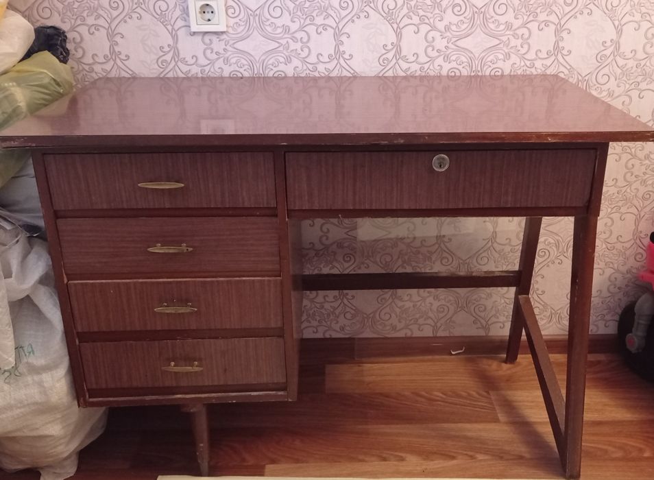 Терміново безкоштовно віддам письмовий стіл