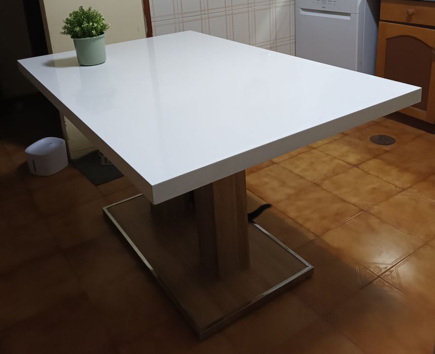 Mesa de sala de jantar, kitnet ou cozinha.