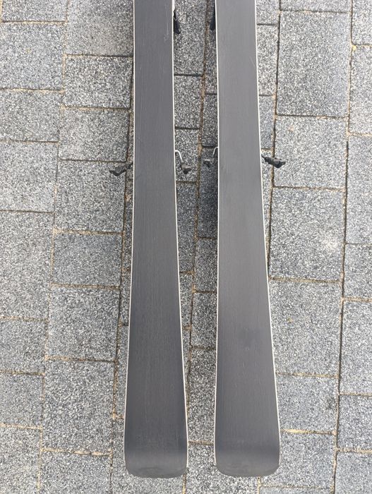 Narty volkl 142 cm. Buty Rossignol oraz kijki 120 cm. Zestaw dla pań.