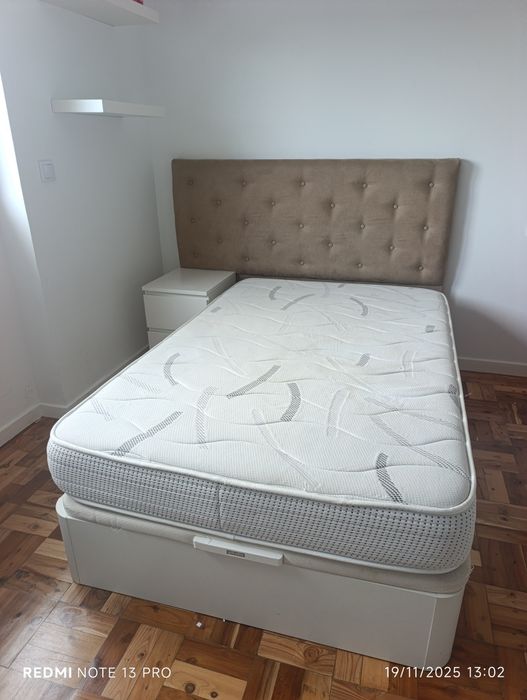 Cama/sommier, colchão e costas de cama