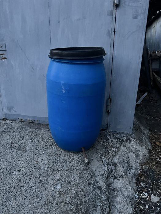 Пластиковая бочка 200 л.(пищевая) с краном.