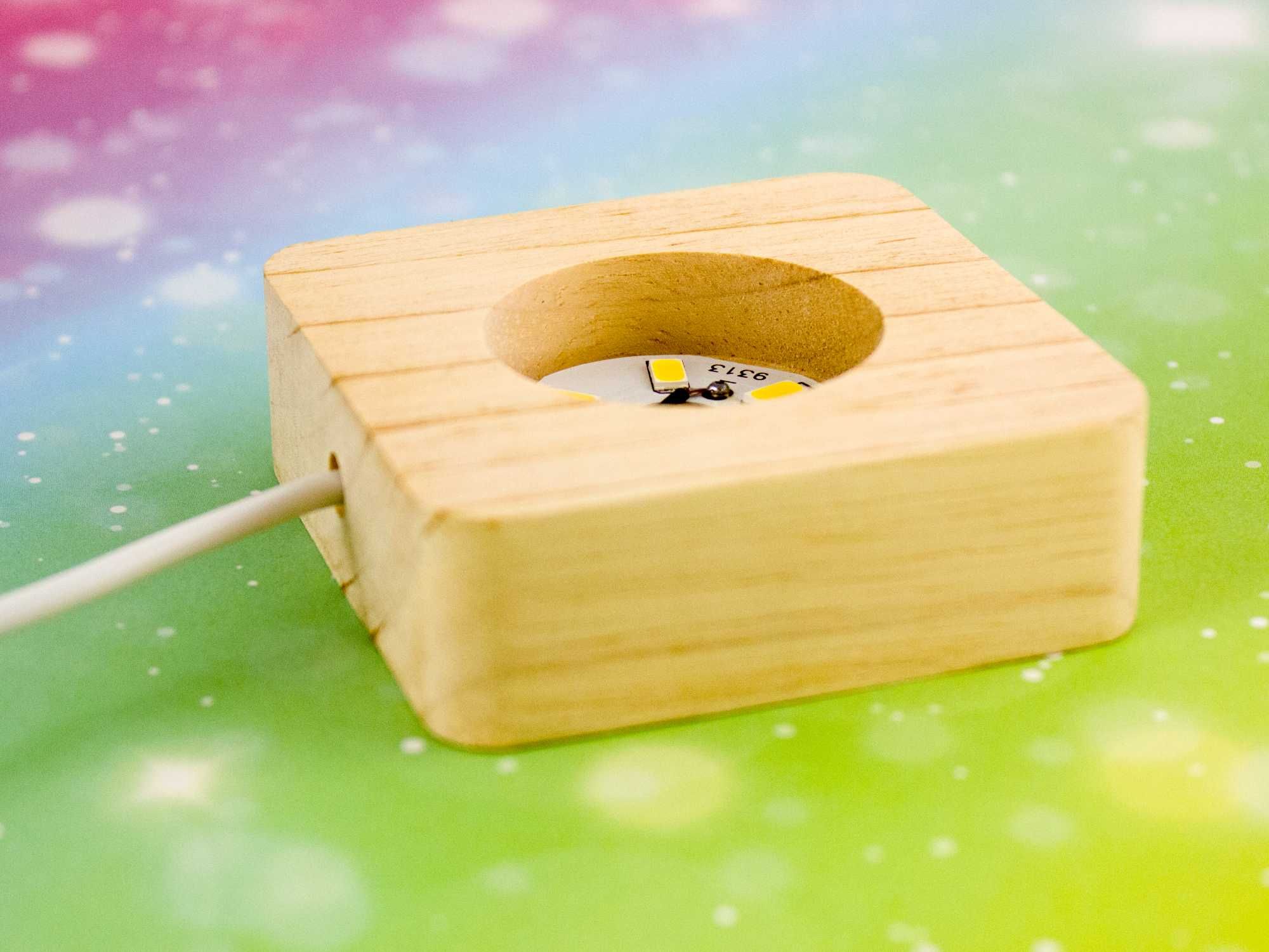 Podstawka LED USB Białe Ciepłe Światło pod Figurkę Piramidkę - 6x6 cm