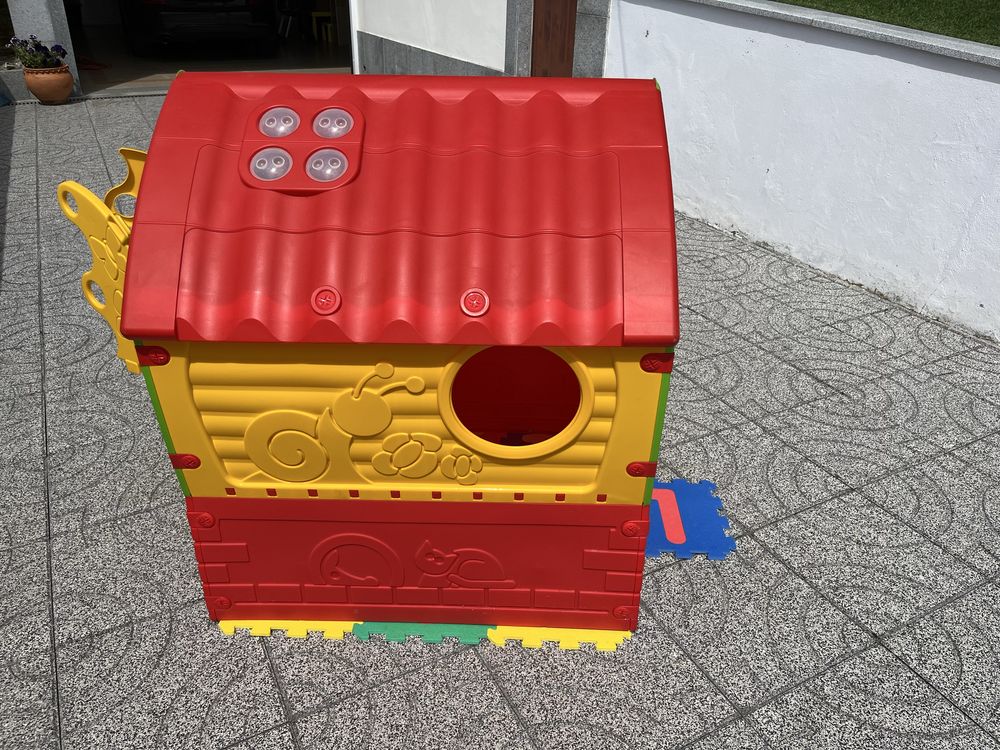 Casinha de brincar de exterior em ótimo estado