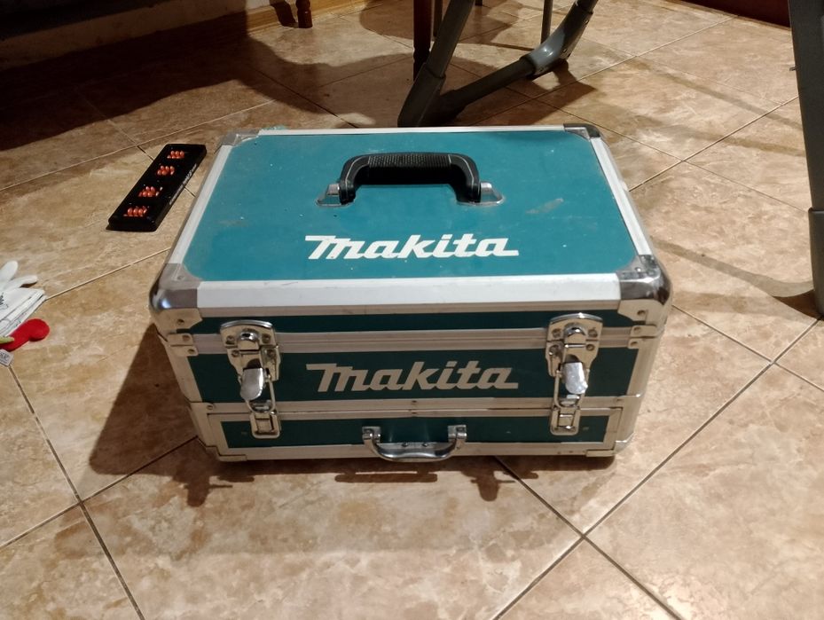 Шуруповёрт Макита, в крутом чимодане