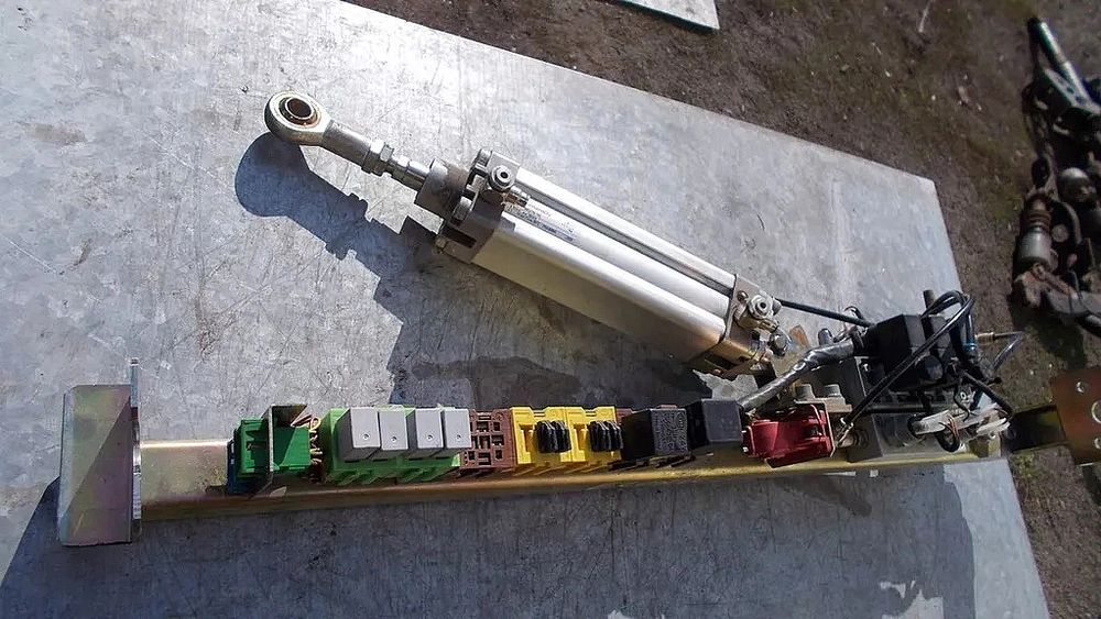 Siłownik Mechanizm Otwarcia Drzwi Mercedes Econic