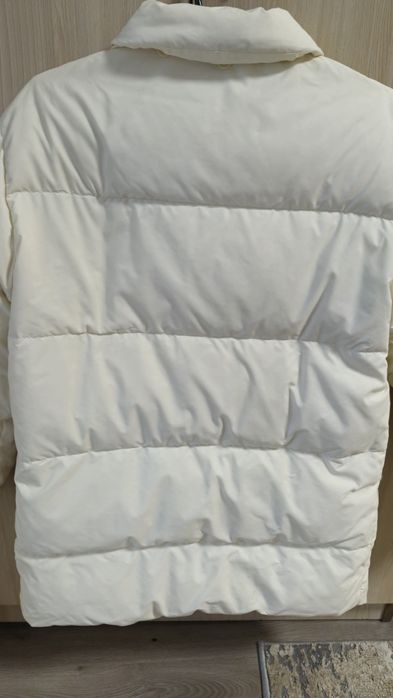 Продам молочний пуховик жіночий