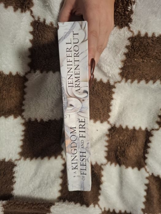 Корлівство Плоті і Вогню, Дженніфер Л. Арментраут анг