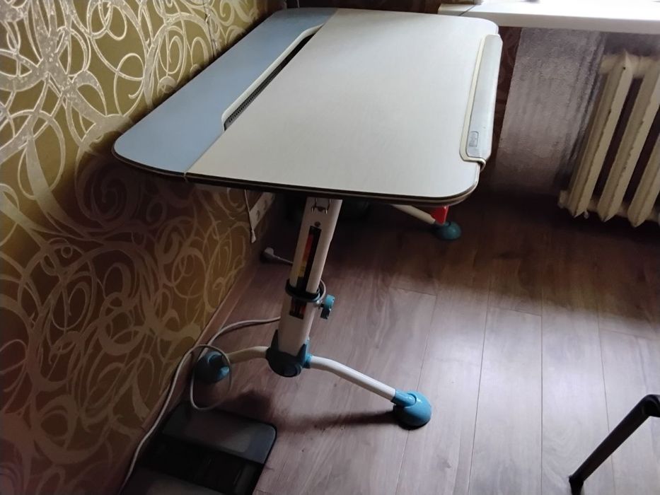 Дитячий пісьмовий шкільний стіл