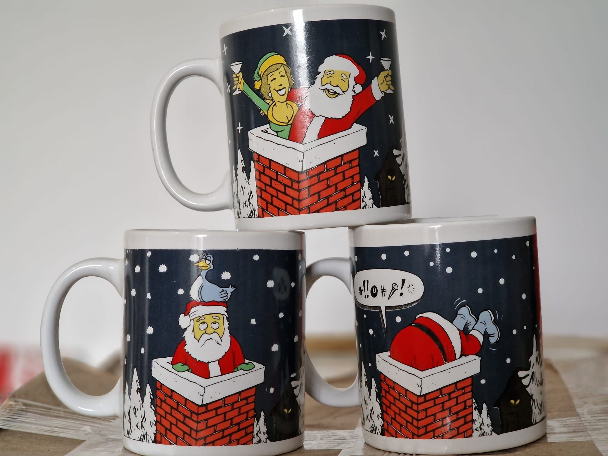 Canecas com motivos de Natal tem frente e verso.