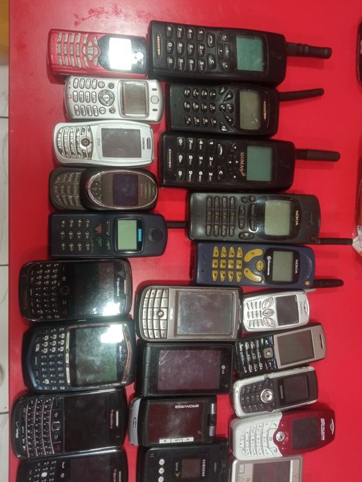 Лот різних моделей телефонів