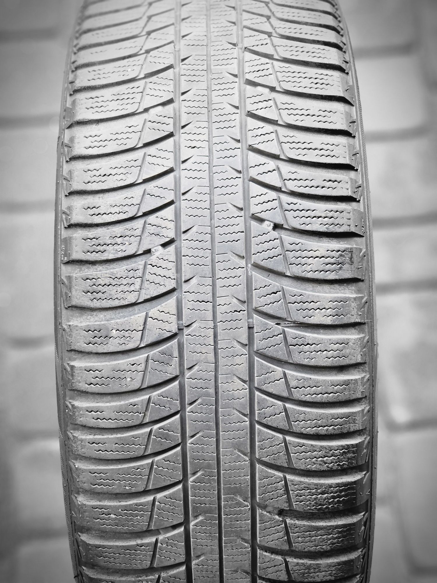 Dwie opony zimowe Bridgestone Blizzak LM001 235/45/18 98V