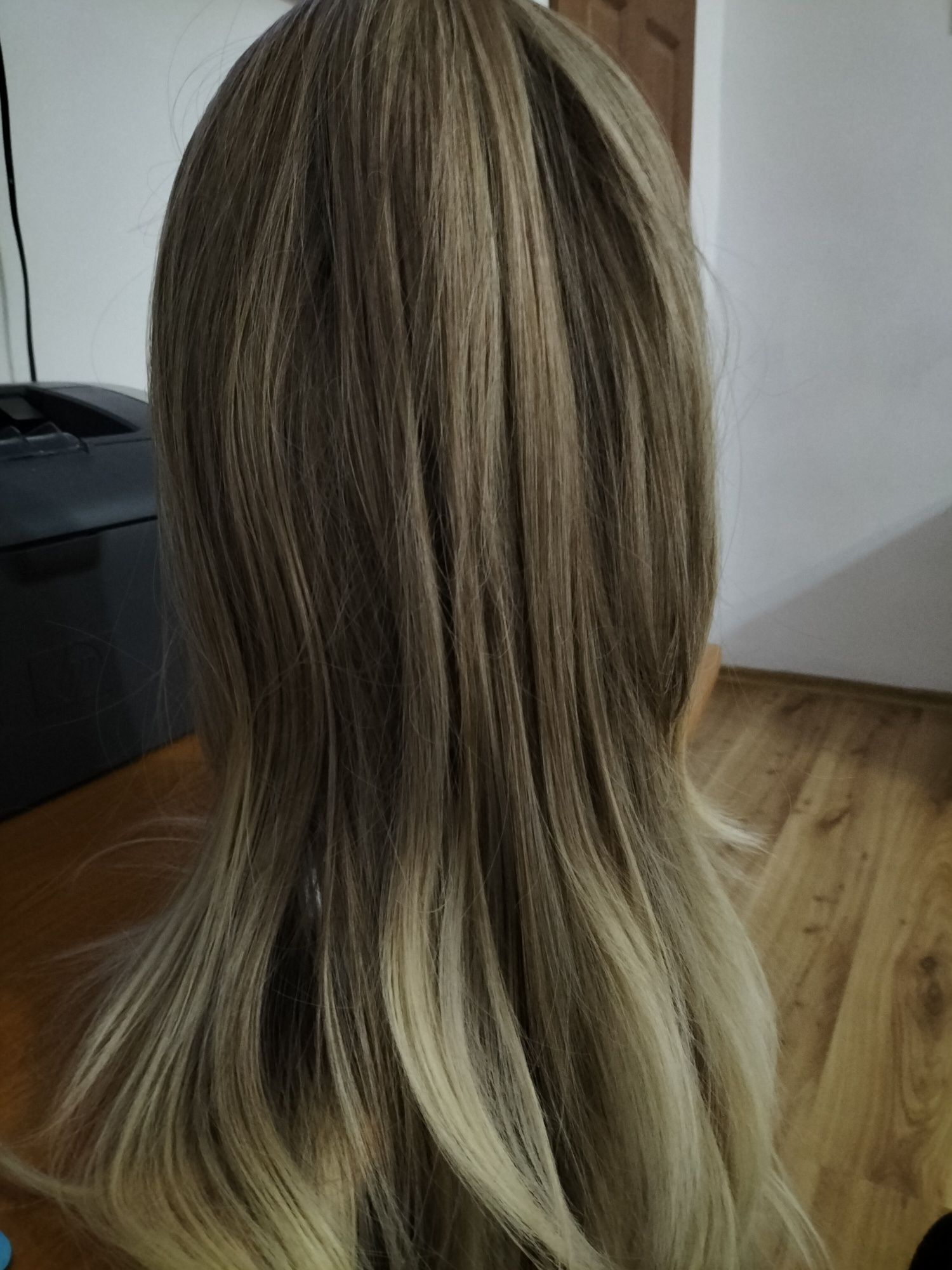 Piękna długa peruka blond ombre
