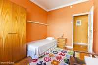 163 - Quarto com cama de solteiro em apartamento com 5 quartos