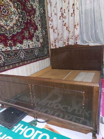 Деревянная кровать из спального гарнитура 