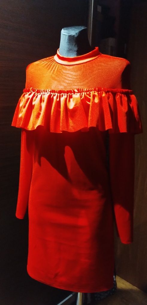 Czerwona sukienka falbanka
