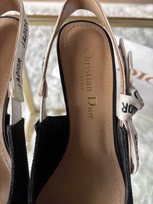 Sandálias de salto alto Dior em cetim com tiras, tamanho 38,5.