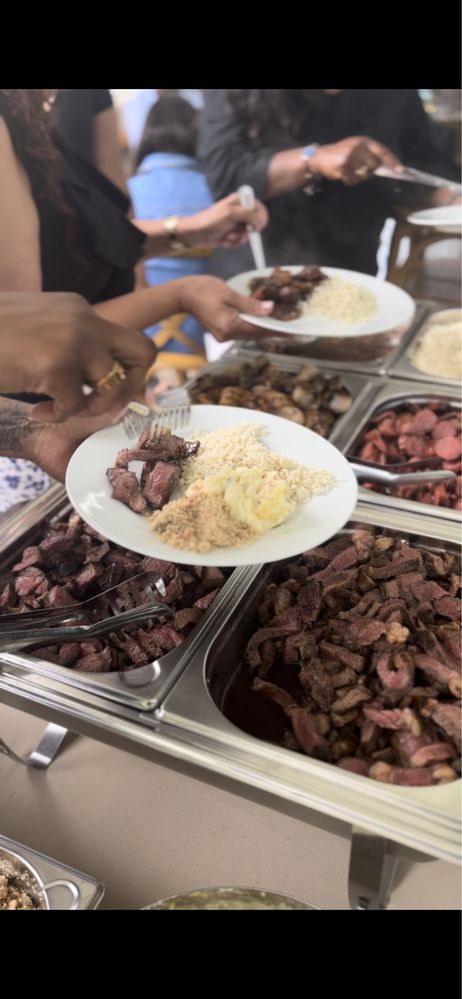 Catering, buffet com variedade de carnes e churrasco brasileiro