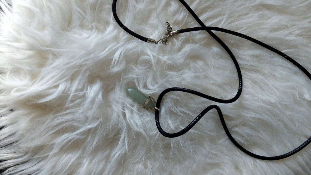 Naszyjnik czarny z kamieniem, wisiorek kryształ, minimalistyczny