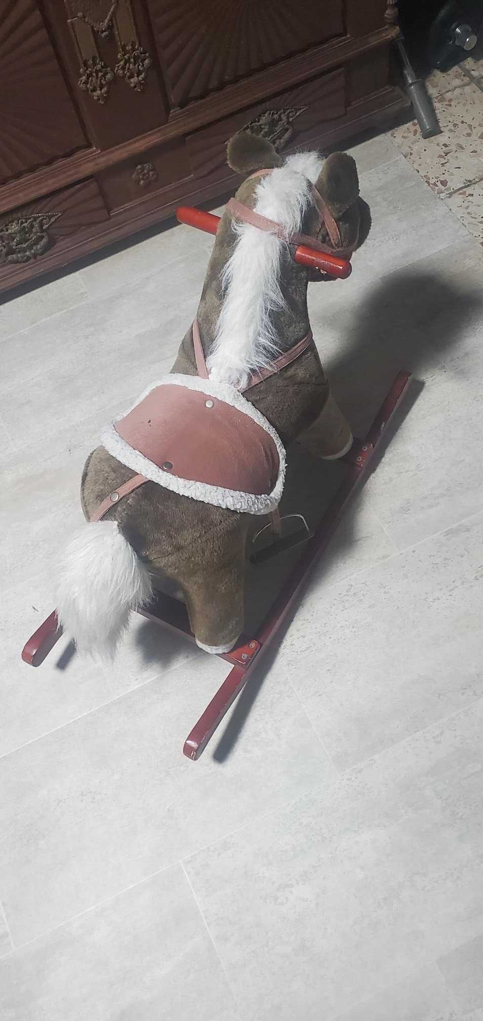 CAVALO DE BALOIÇO para criança, com pouco uso.