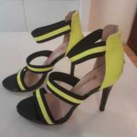 Sandálias pretas com amarelo fluorescente, nunca usadas (tamanho 39)