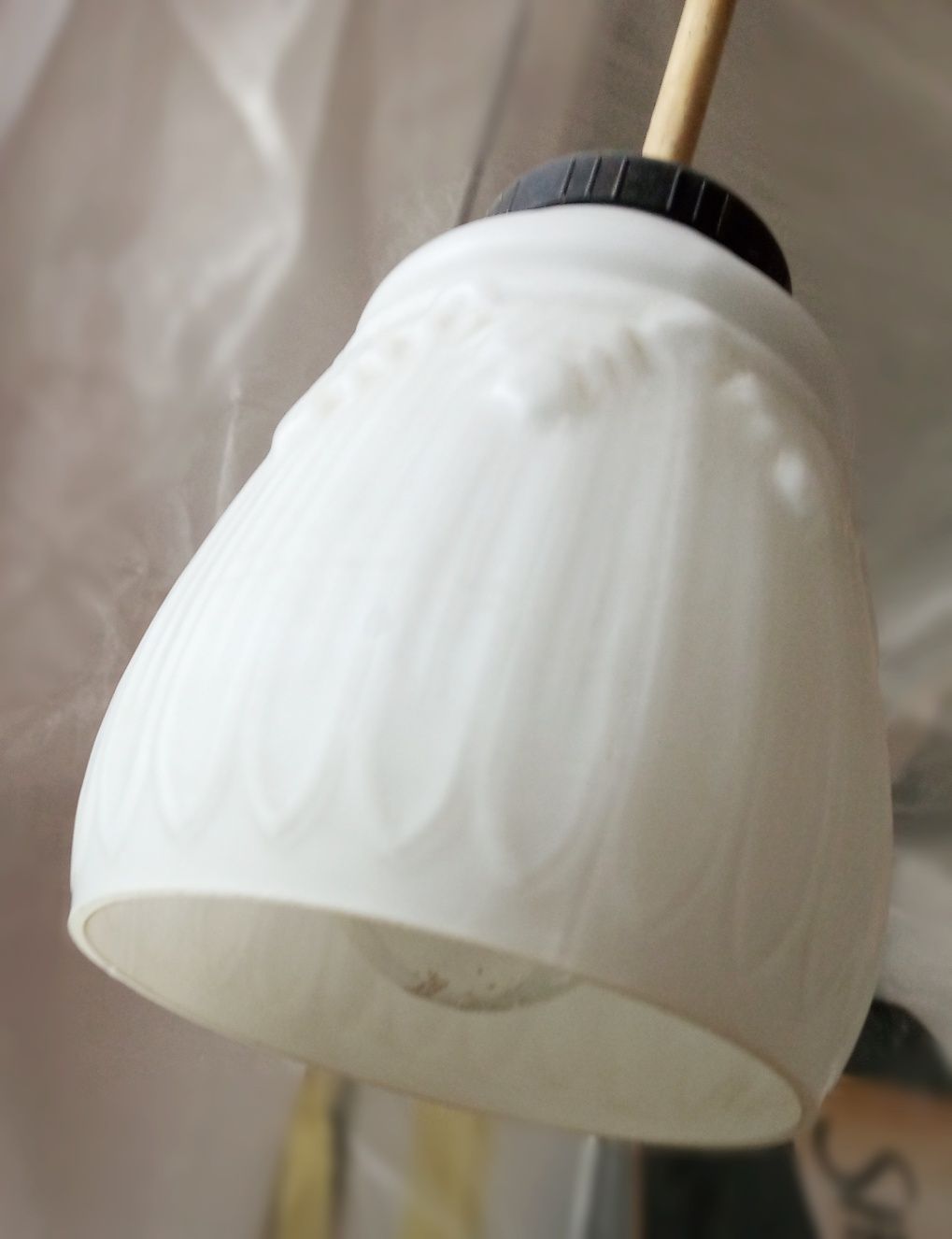 Biała lampa wisząca PRL Promień Wieliczka