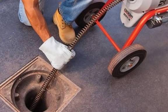 Canalizador/ Reparaçoes e Desentupimentos