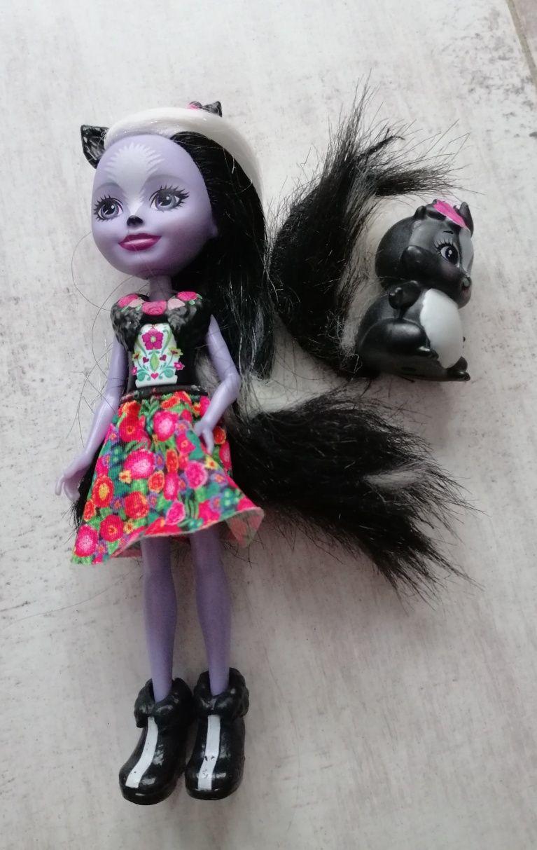 Lalka Enshantimala skunks + figurka