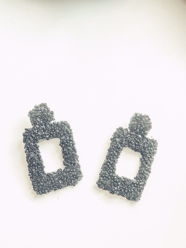 Brincos pretos retangulares com missangas (bijuteria, acessórios)