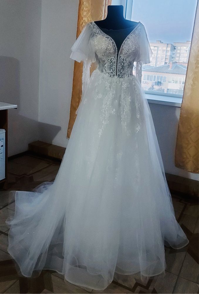 Продам чудову весільну сукню