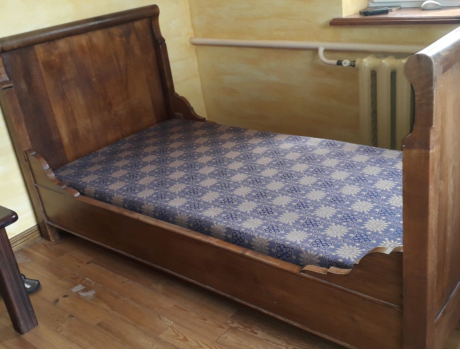 Антикварная диван-кровать массив орех. Франции