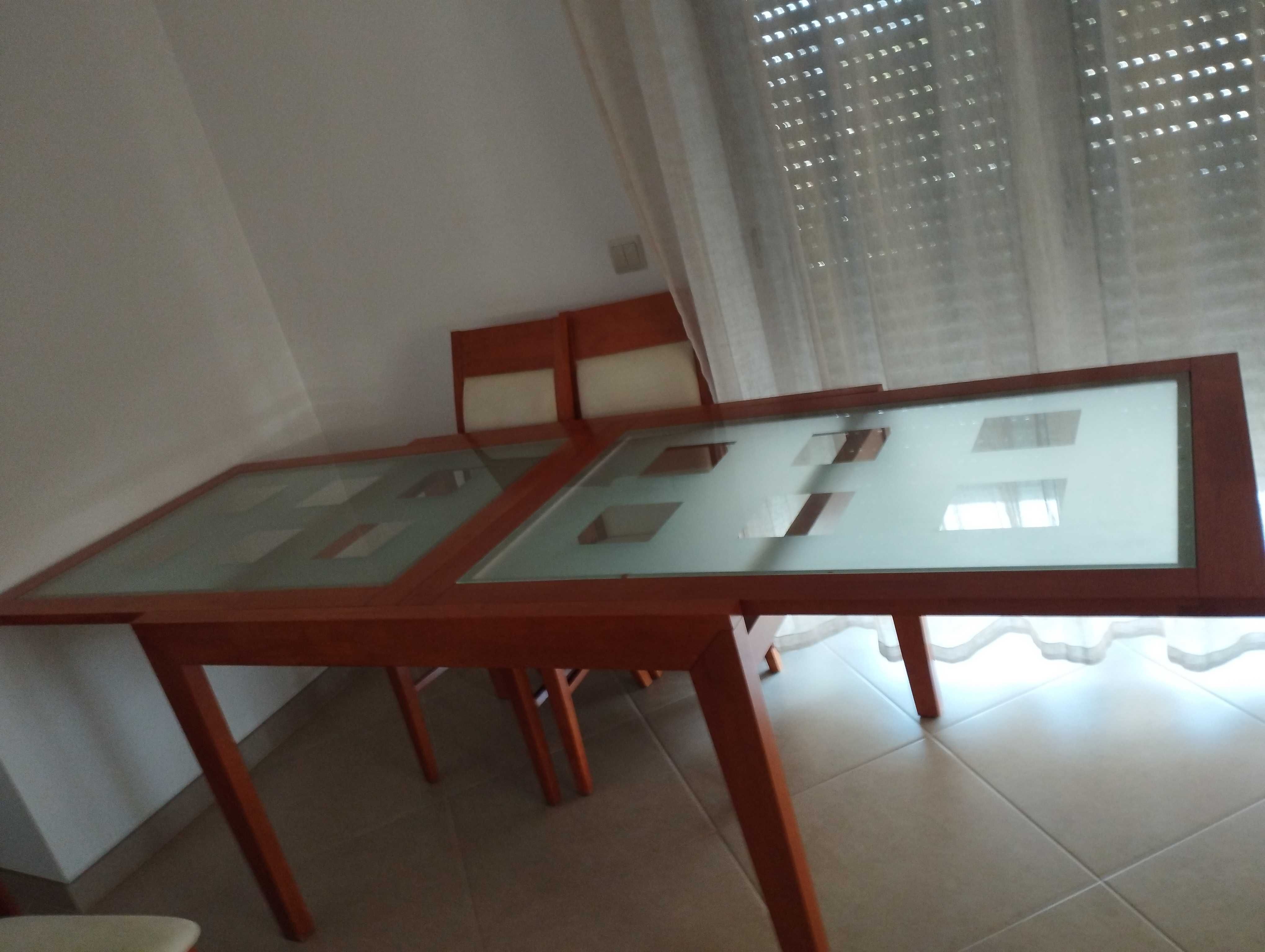 Mesa de salão mais 4 cadeiras