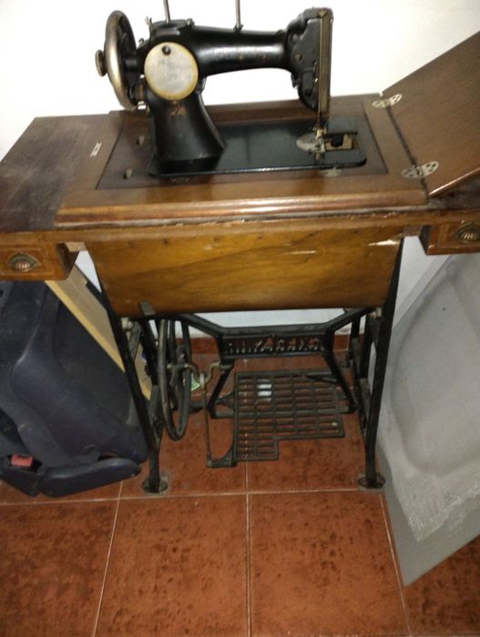Máquina de costura antiga+ de 50anos funcional