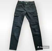 Czarne jeansy z kieszeniami