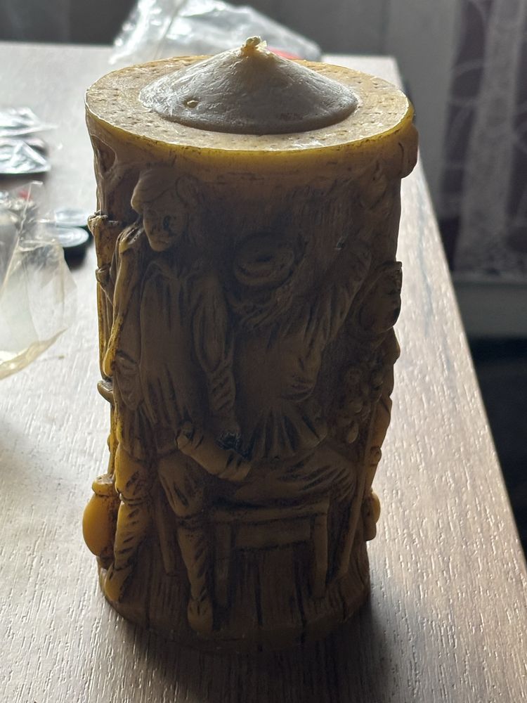 Swieczka z wyrzezbionym wzorem