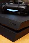 Playstation 4 + 1 jogo + 2 comandos