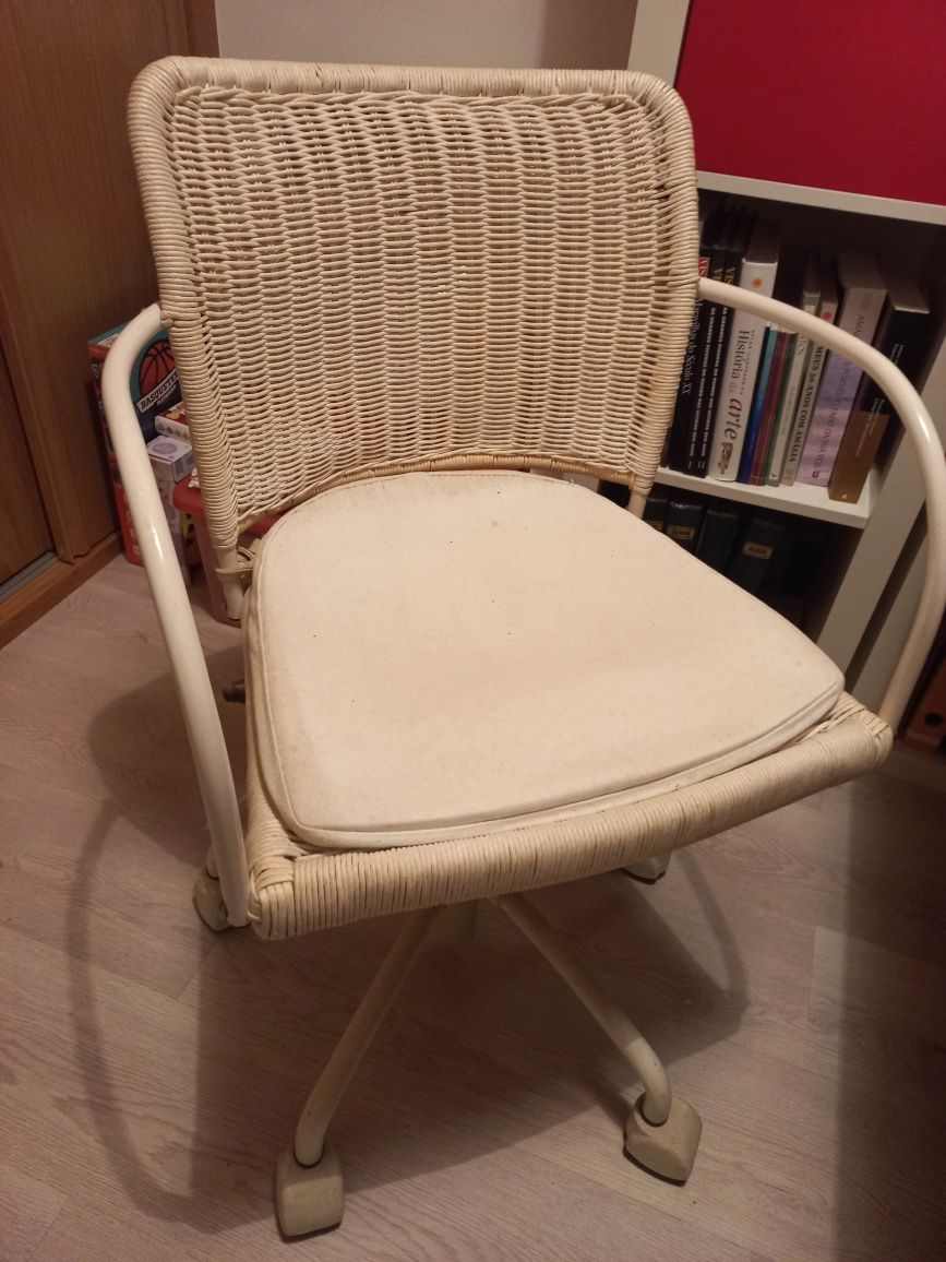 Secretária Ikea com armário e cadeira