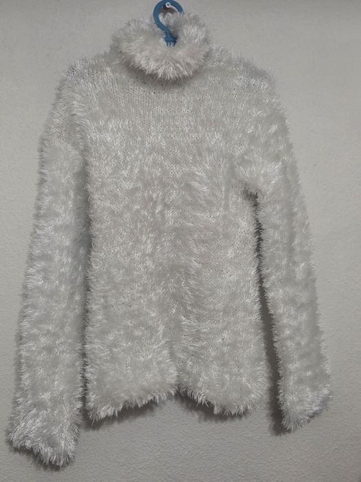 Włochaty sweterek golf s