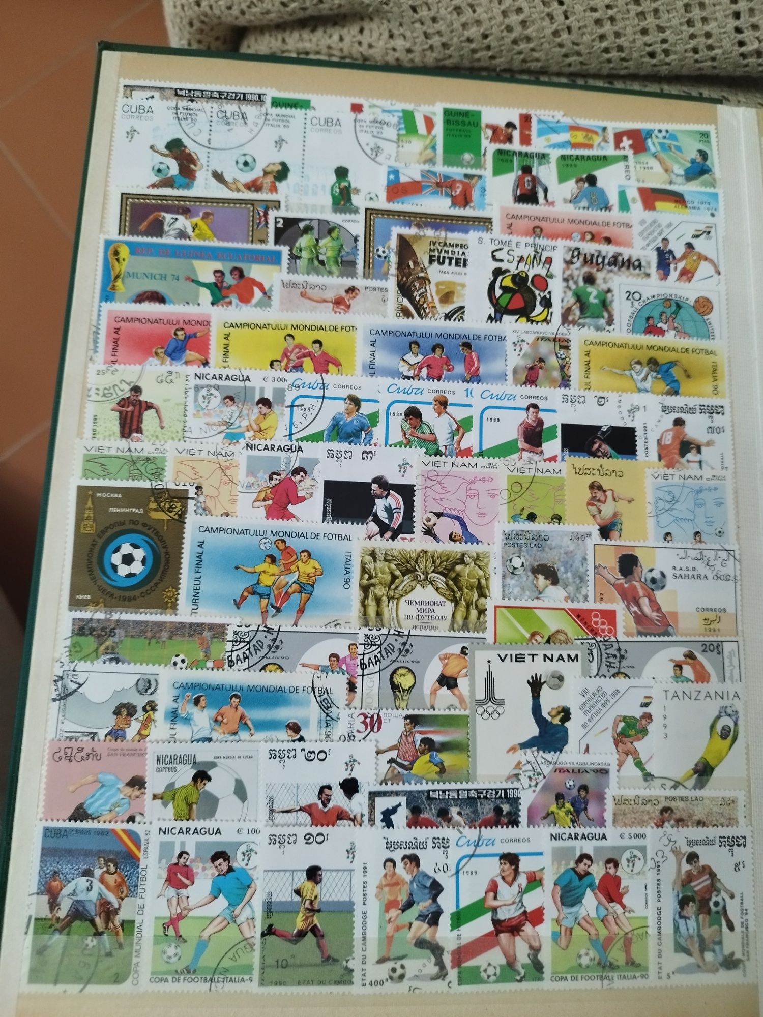 Classificador com 300 selos diferentes temática desporto