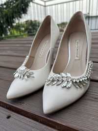 Białe ślubne buty na szpilce z wyjątkową, srebrną ozdobą