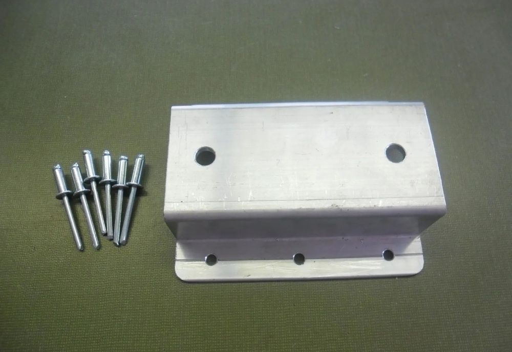 Uchwyt aluminiowy mocujący do podpory przyczepy