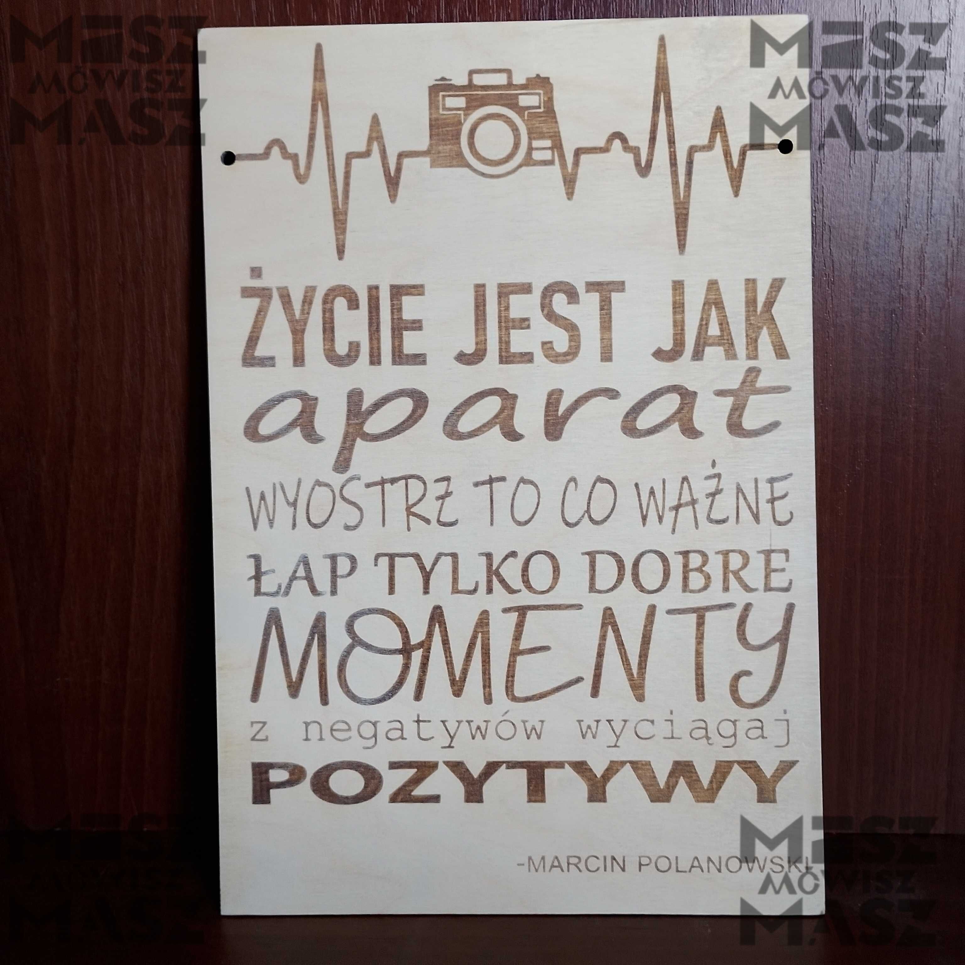 Plakat drewniany Życie jest jak aparat Prezent #MiszMowiszMasz