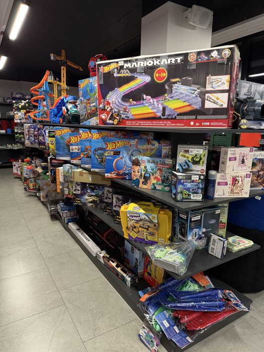 Ігровий трек Hot Wheels Mario Kart Rainbow Road Raceway.