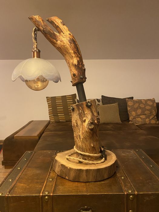 ręcznie wykonana lampka nocna z naturalnego drewna