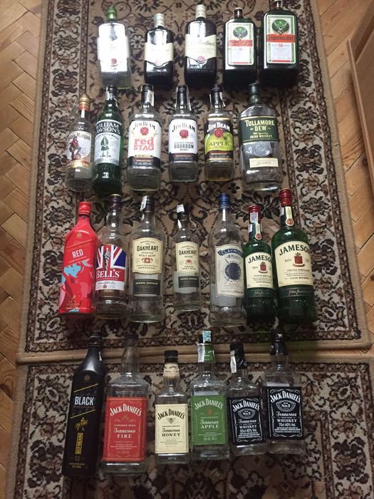 Пусті пляшки з під алкоголю