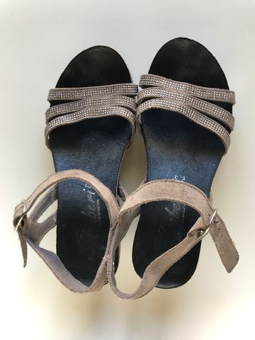 Sandálias cor cinza de salto em cunha
