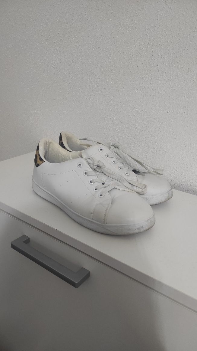 Sapatilhas brancas com detalhe tigresa
