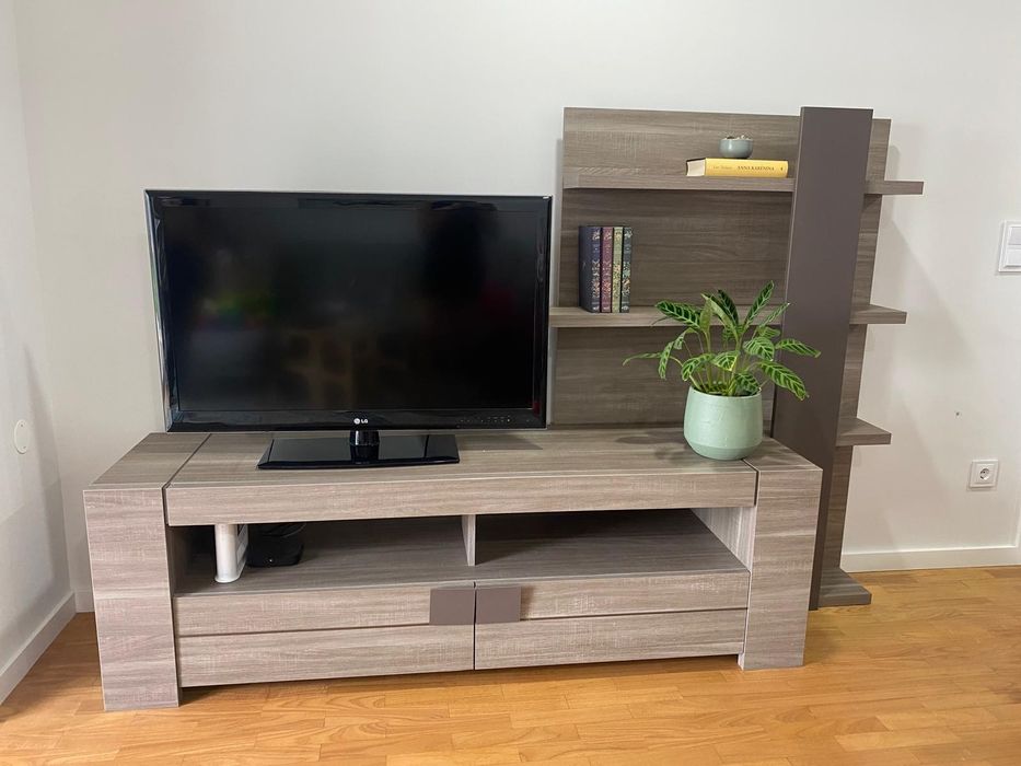 Móvel de TV com estante